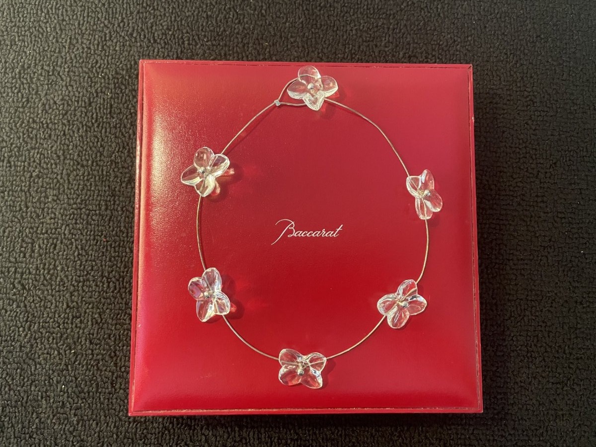 COLLIER EN ARGENT AVEC FLEURS EN CRISTAL DE BACCARAT 