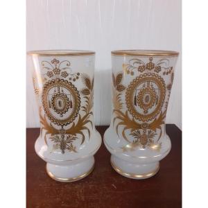 PAIRE DE VASES OPALINE BACCARAT