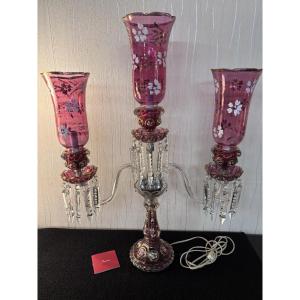 Chandelier à trois bras de lumières teinté rouge décor fleurs cristal BACCARAT