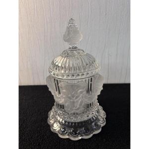 Pot à couvert motif tête de bélier et tête de bacchus en cristal de SAINT LOUIS