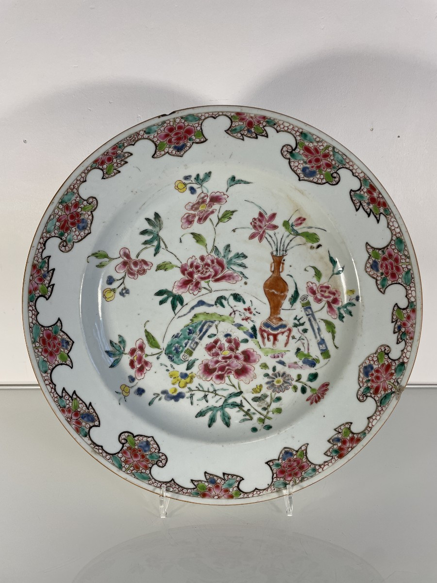 Plat Circulaire en Porcelaine – Compagnie des Indes – XVIIIᵉ siècle