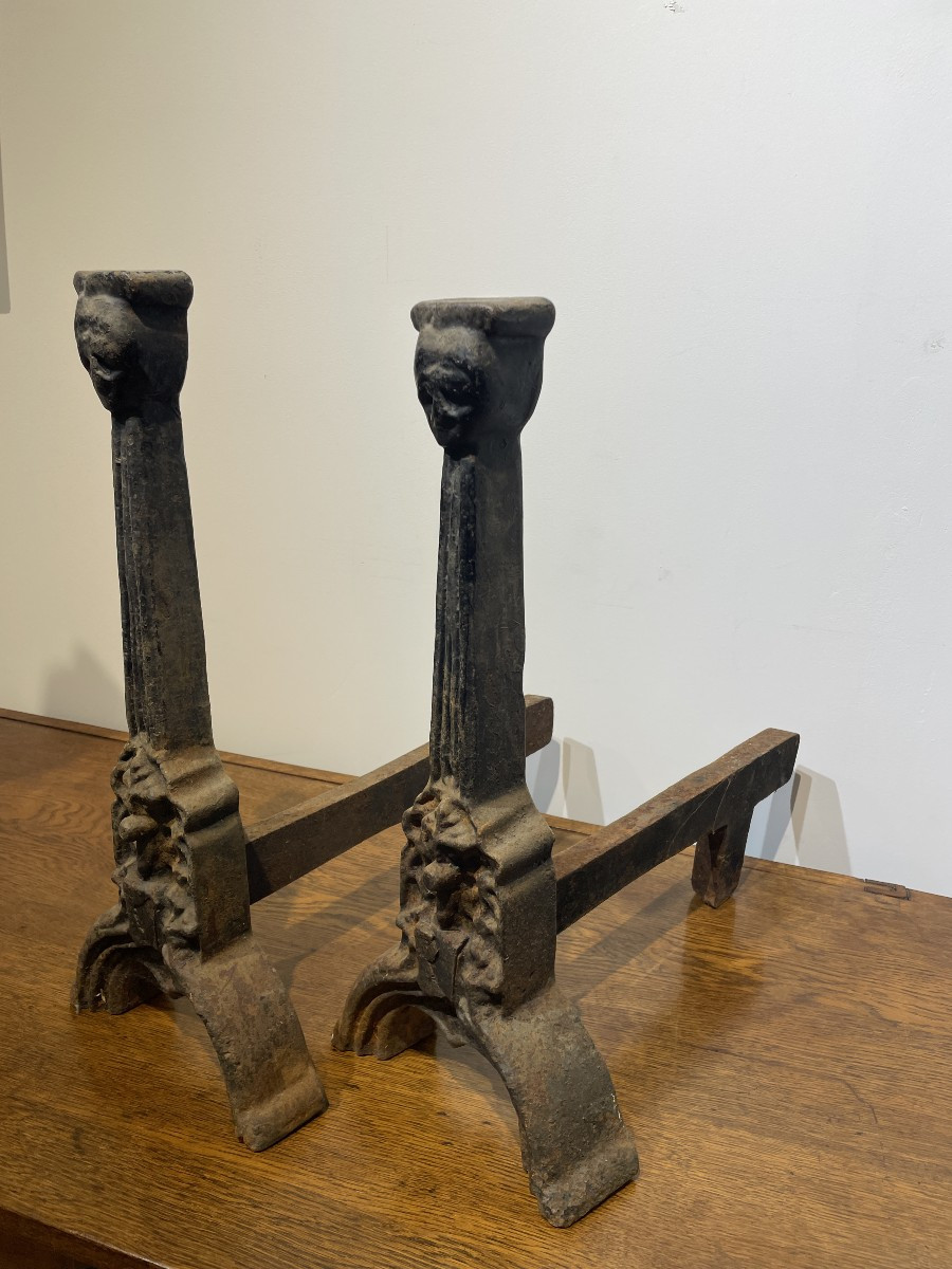 Paire de chenets anciens en fonte – Style Renaissance – Fin XIXᵉ siècle