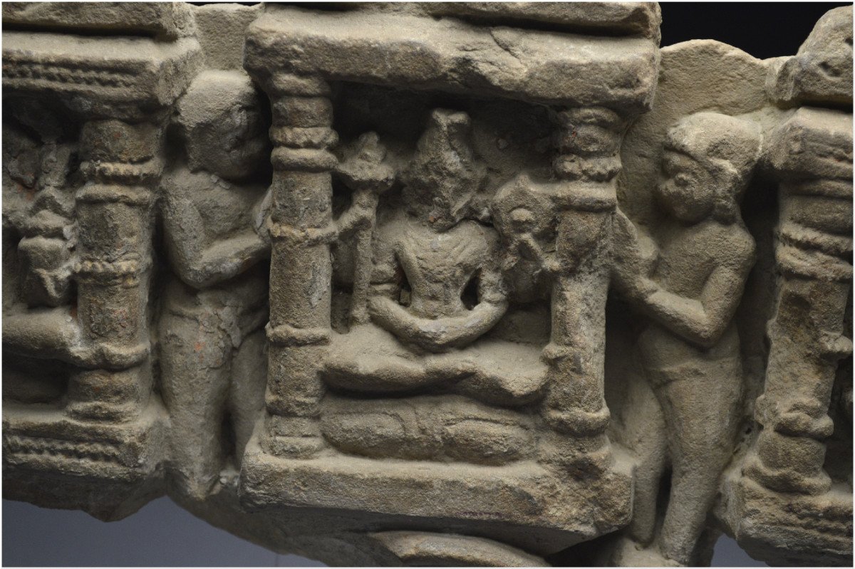 Inde, VIIIème - Xème siècle après J. -C., Fragment de stèle en grès représentant la Trinité hindoue: Ganesh - Shiva - Parvati-photo-4