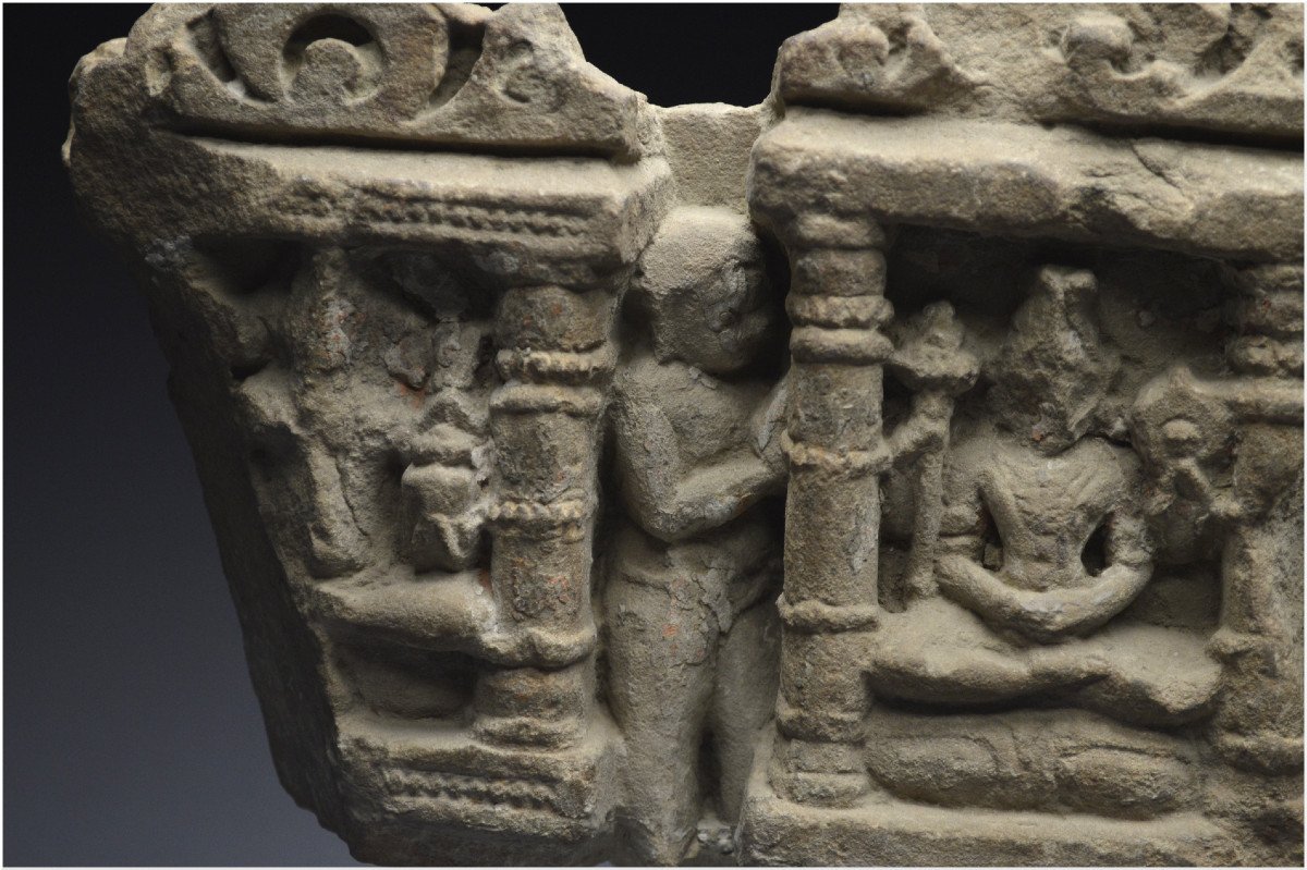 Inde, VIIIème - Xème siècle après J. -C., Fragment de stèle en grès représentant la Trinité hindoue: Ganesh - Shiva - Parvati-photo-1