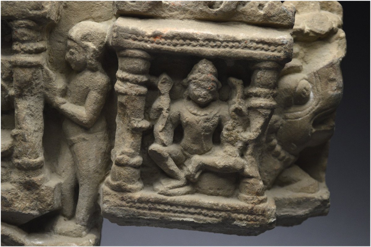 Inde, VIIIème - Xème siècle après J. -C., Fragment de stèle en grès représentant la Trinité hindoue: Ganesh - Shiva - Parvati-photo-2