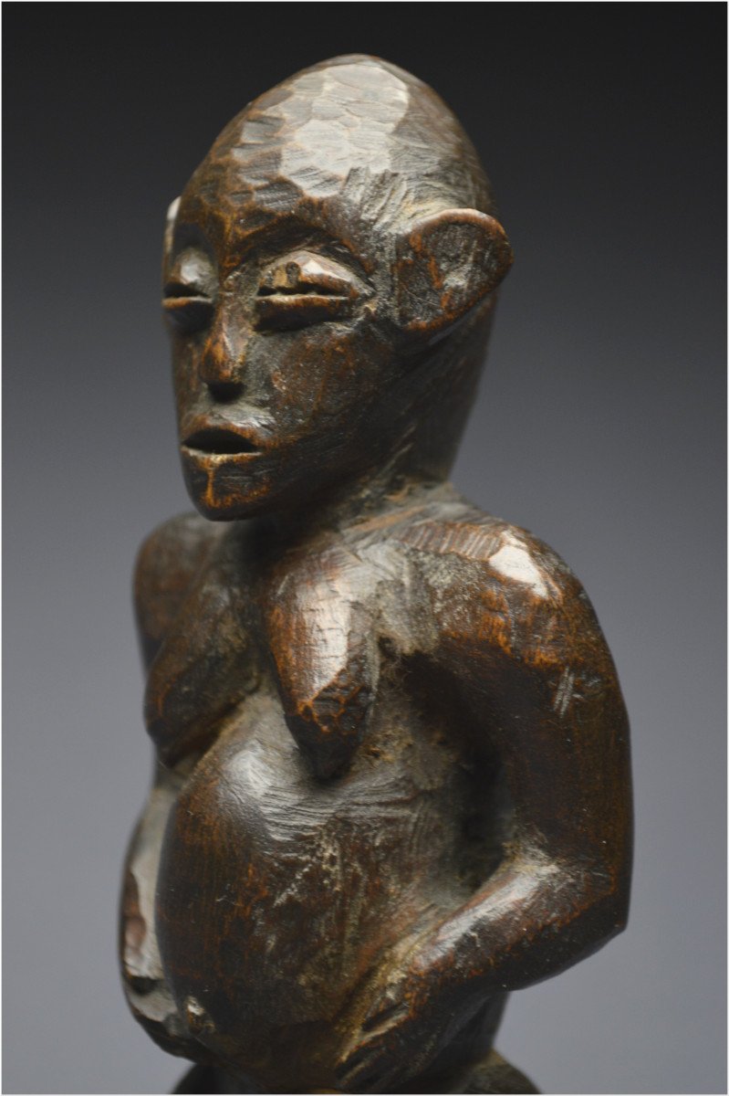 Tanzanie, Peuple Zigwa, Milieu du XXème siècle, Ancienne statuette anthropomorphe à patine brillante