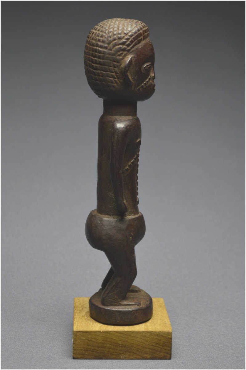 République Démocratique du Congo (ex Zaïre), Peuple Tabwa, Milieu du XXème siècle, Ancienne statuette anthropomorphe à patine sombre brillante-photo-1