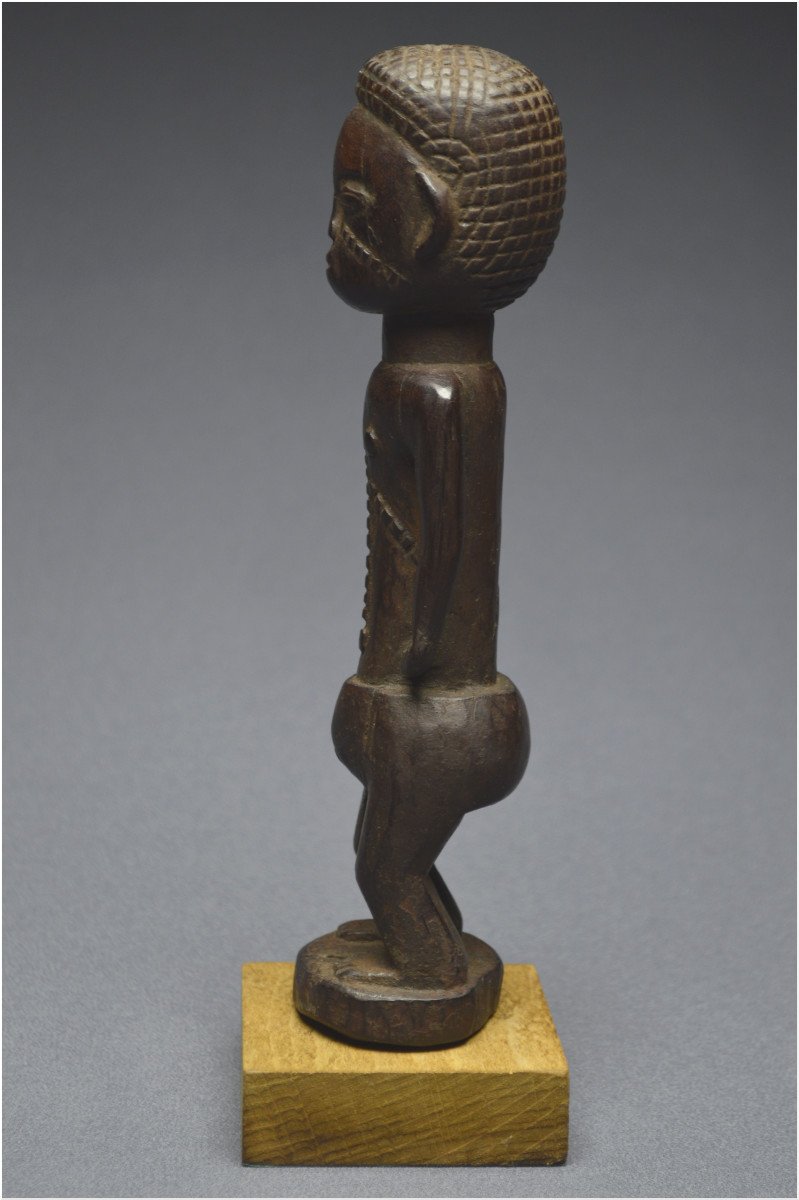 République Démocratique du Congo (ex Zaïre), Peuple Tabwa, Milieu du XXème siècle, Ancienne statuette anthropomorphe à patine sombre brillante-photo-3