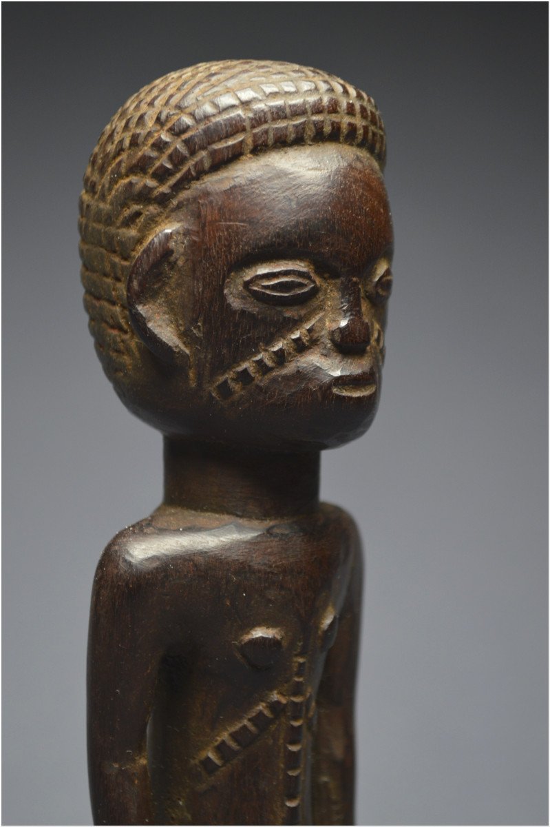 République Démocratique du Congo (ex Zaïre), Peuple Tabwa, Milieu du XXème siècle, Ancienne statuette anthropomorphe à patine sombre brillante-photo-4
