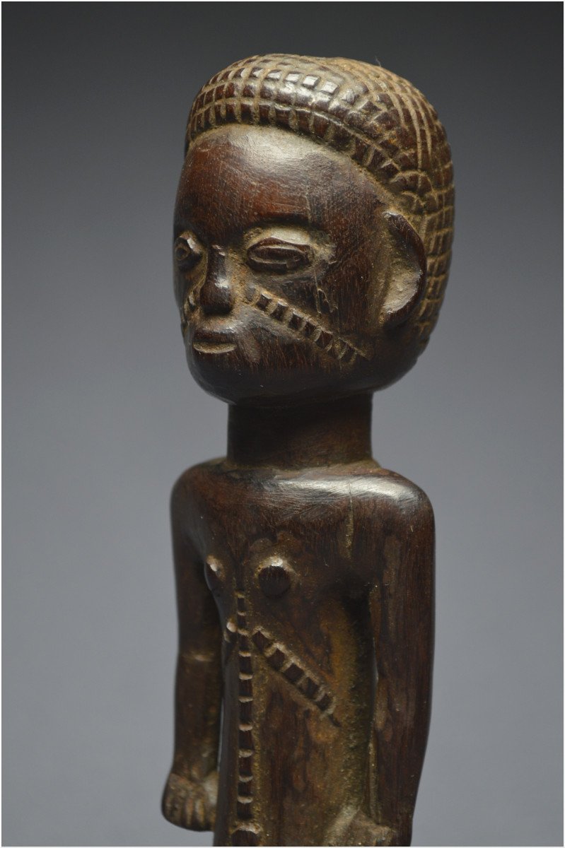 République Démocratique du Congo (ex Zaïre), Peuple Tabwa, Milieu du XXème siècle, Ancienne statuette anthropomorphe à patine sombre brillante-photo-5