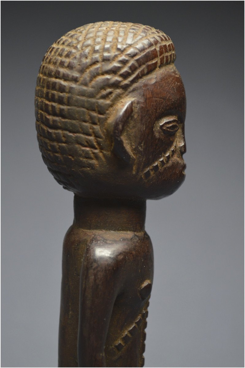 République Démocratique du Congo (ex Zaïre), Peuple Tabwa, Milieu du XXème siècle, Ancienne statuette anthropomorphe à patine sombre brillante-photo-6