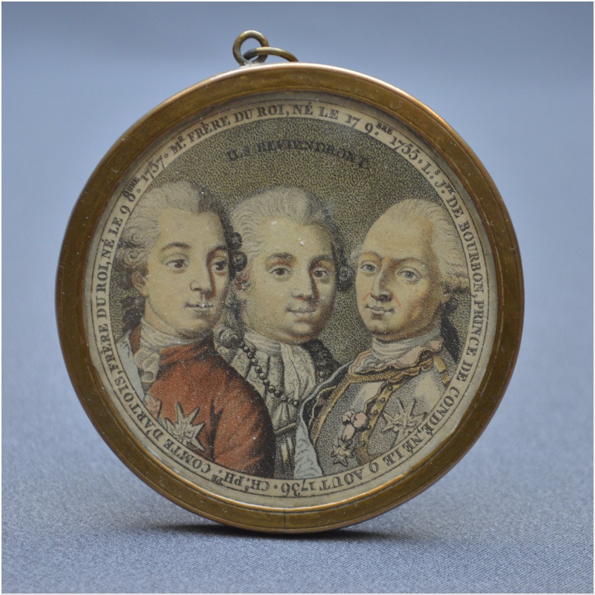 Révolution française, Fin du XVIIIème siècle, Gravure en couleur formant médaillon aux portraits du comte d’Artois, du comte de Provence et du prince de Condé
