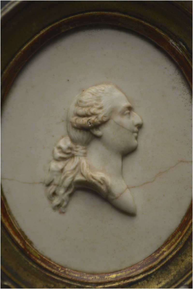 Révolution Française, Fin du XVIIIème siècle, Petit portrait de Louis XVI de profil dans un cadre doré-photo-2