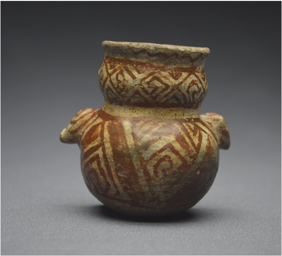 Mexique, 800 – 1500 ap J. –C., Culture Huastèque, Petit vase  anthropomorphe à potions, Céramique à engobe crème et rouge café-photo-1