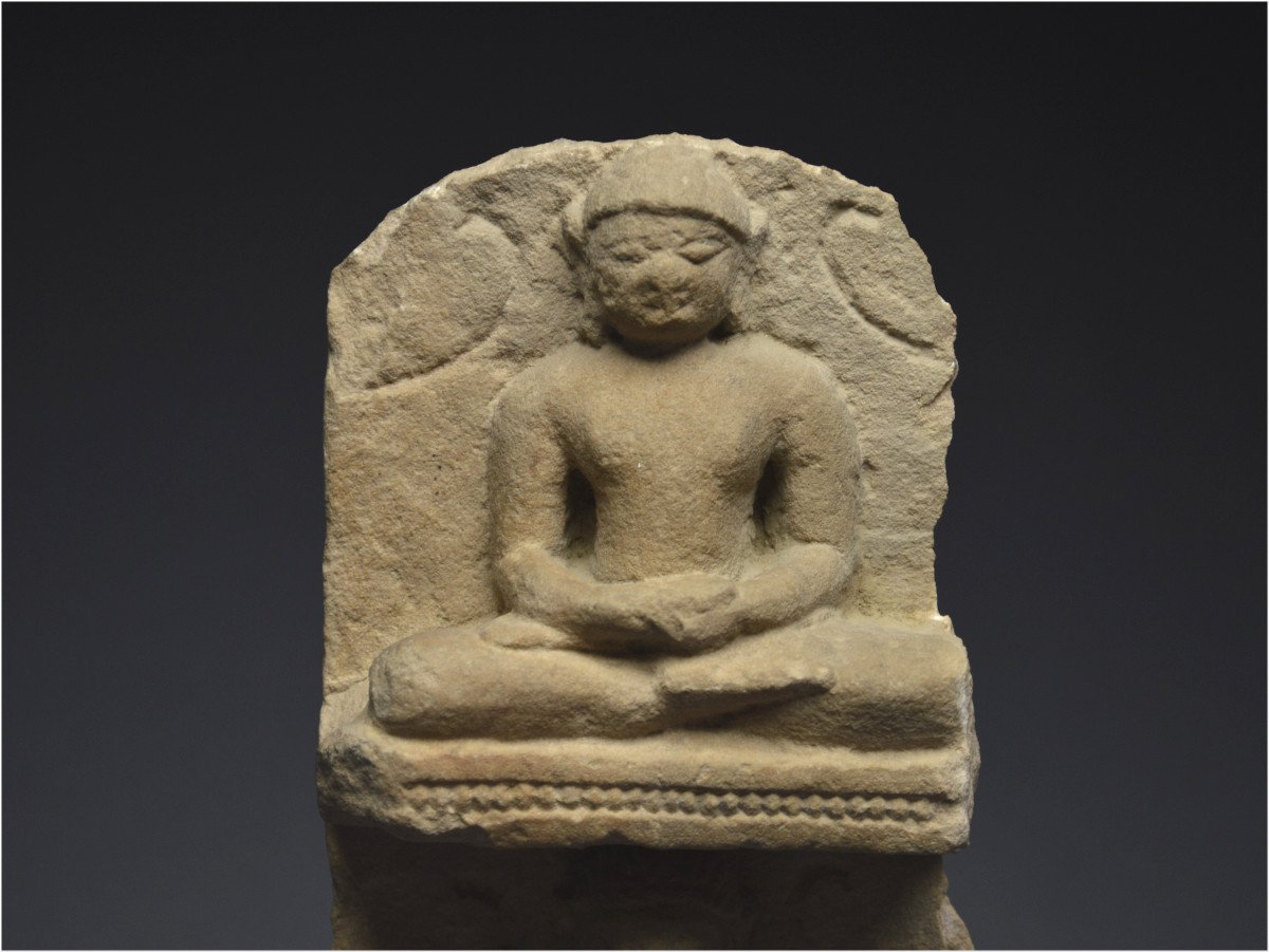 Inde, VIIIème - Xème siècle, Culture jaïne, Fragment de stèle en grès figurant deux Tirthankaras-photo-2