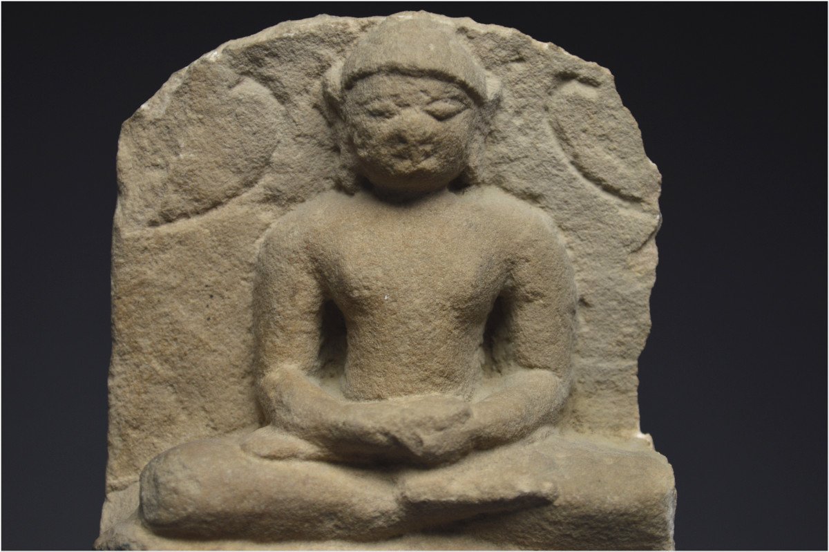 Inde, VIIIème - Xème siècle, Culture jaïne, Fragment de stèle en grès figurant deux Tirthankaras-photo-3