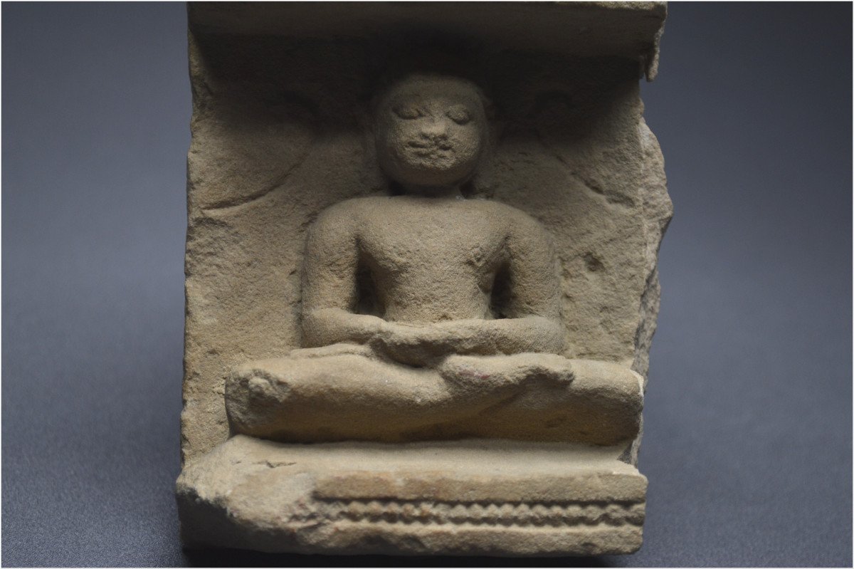 Inde, VIIIème - Xème siècle, Culture jaïne, Fragment de stèle en grès figurant deux Tirthankaras-photo-1