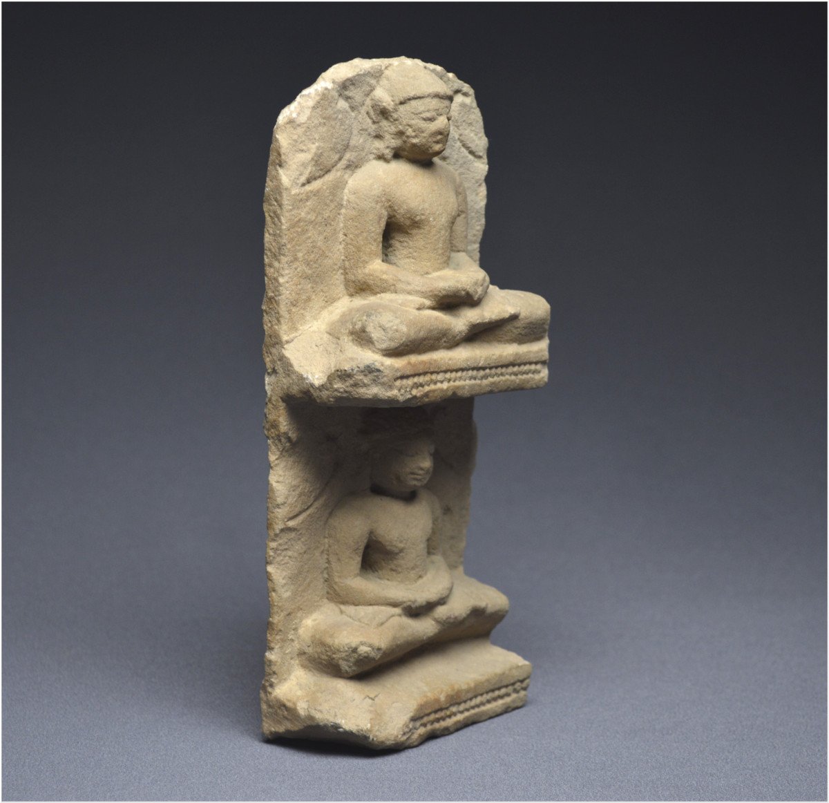 Inde, VIIIème - Xème siècle, Culture jaïne, Fragment de stèle en grès figurant deux Tirthankaras-photo-2