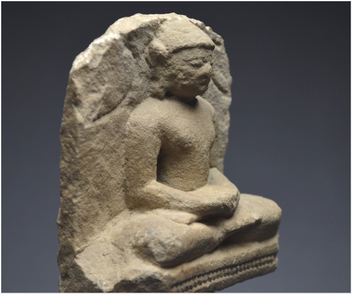 Inde, VIIIème - Xème siècle, Culture jaïne, Fragment de stèle en grès figurant deux Tirthankaras-photo-3