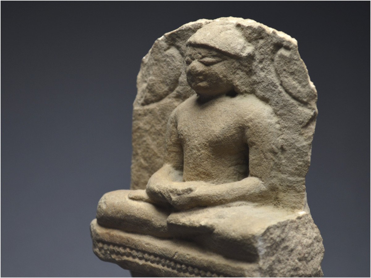 Inde, VIIIème - Xème siècle, Culture jaïne, Fragment de stèle en grès figurant deux Tirthankaras-photo-6
