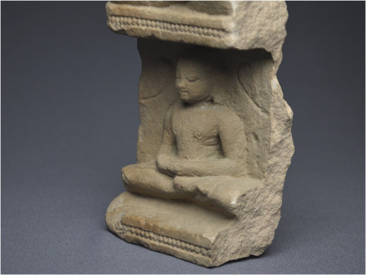 Inde, VIIIème - Xème siècle, Culture jaïne, Fragment de stèle en grès figurant deux Tirthankaras-photo-7