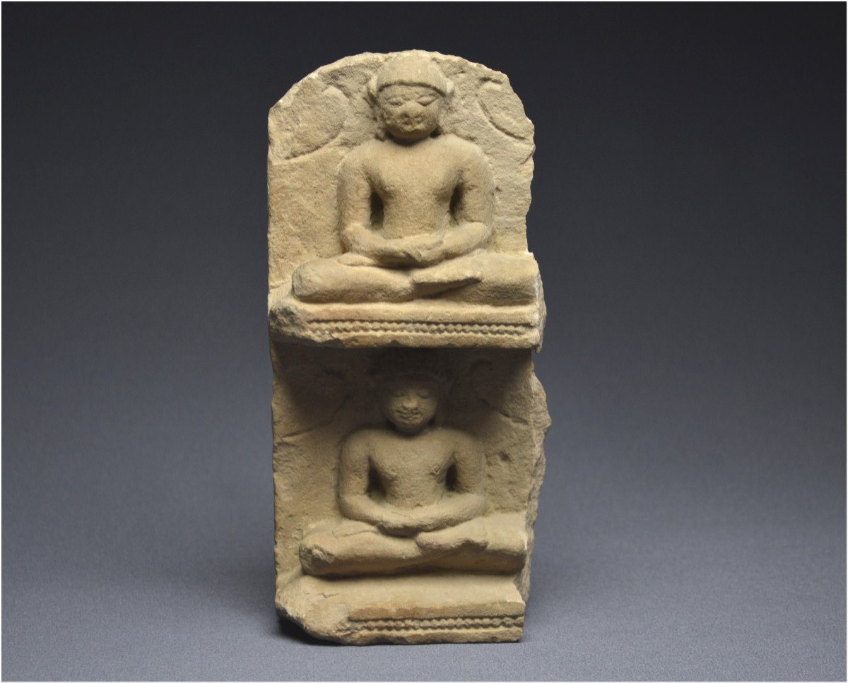 Inde, VIIIème - Xème siècle, Culture jaïne, Fragment de stèle en grès figurant deux Tirthankaras