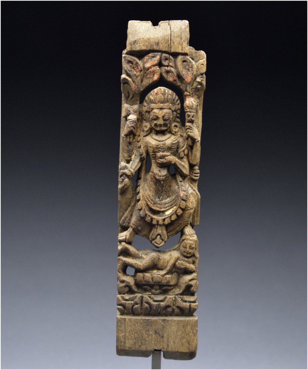 Népal, XVIème - XVIIème siècle, Petit élément d'architecture en bois représentant Kali-photo-3
