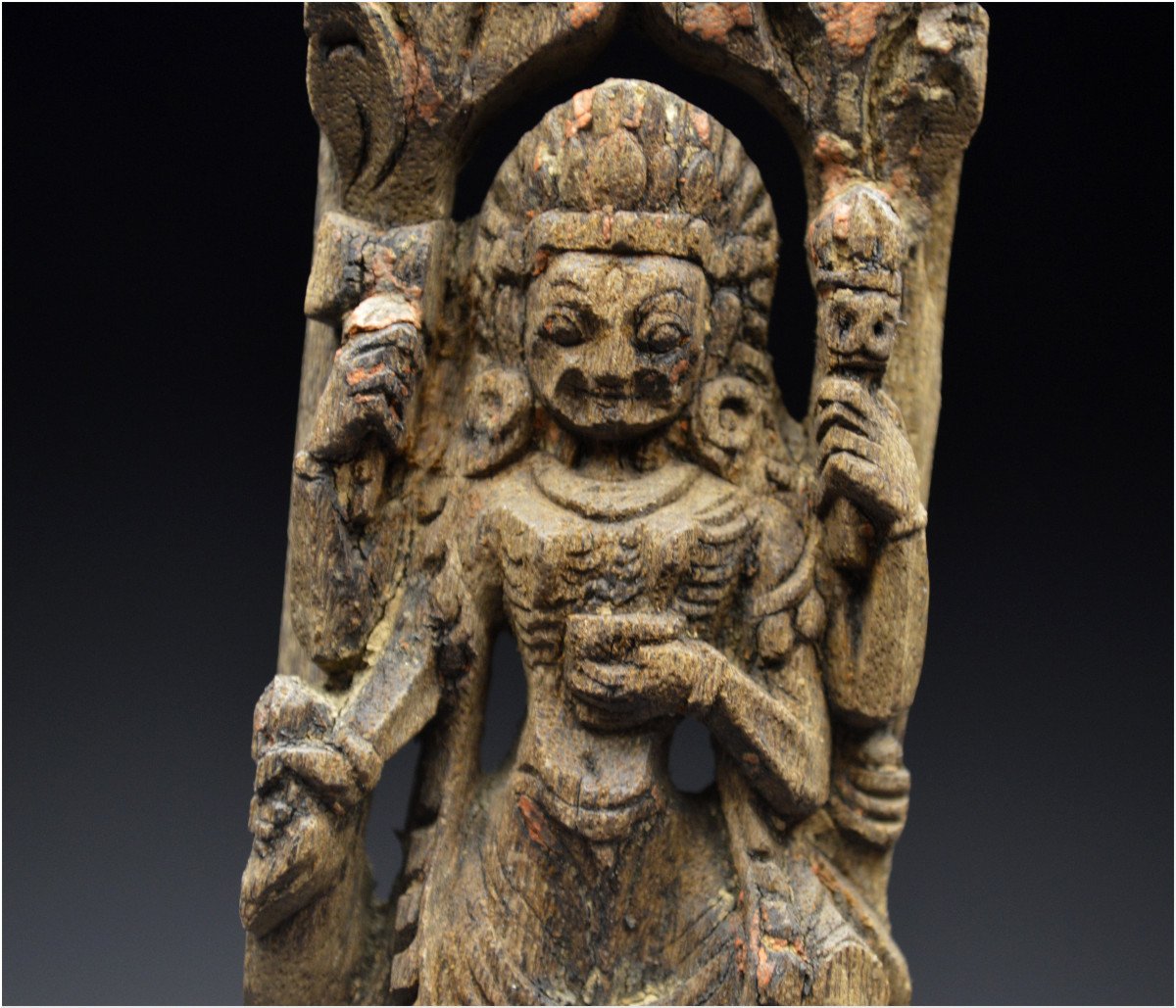 Népal, XVIème - XVIIème siècle, Petit élément d'architecture en bois représentant Kali-photo-4