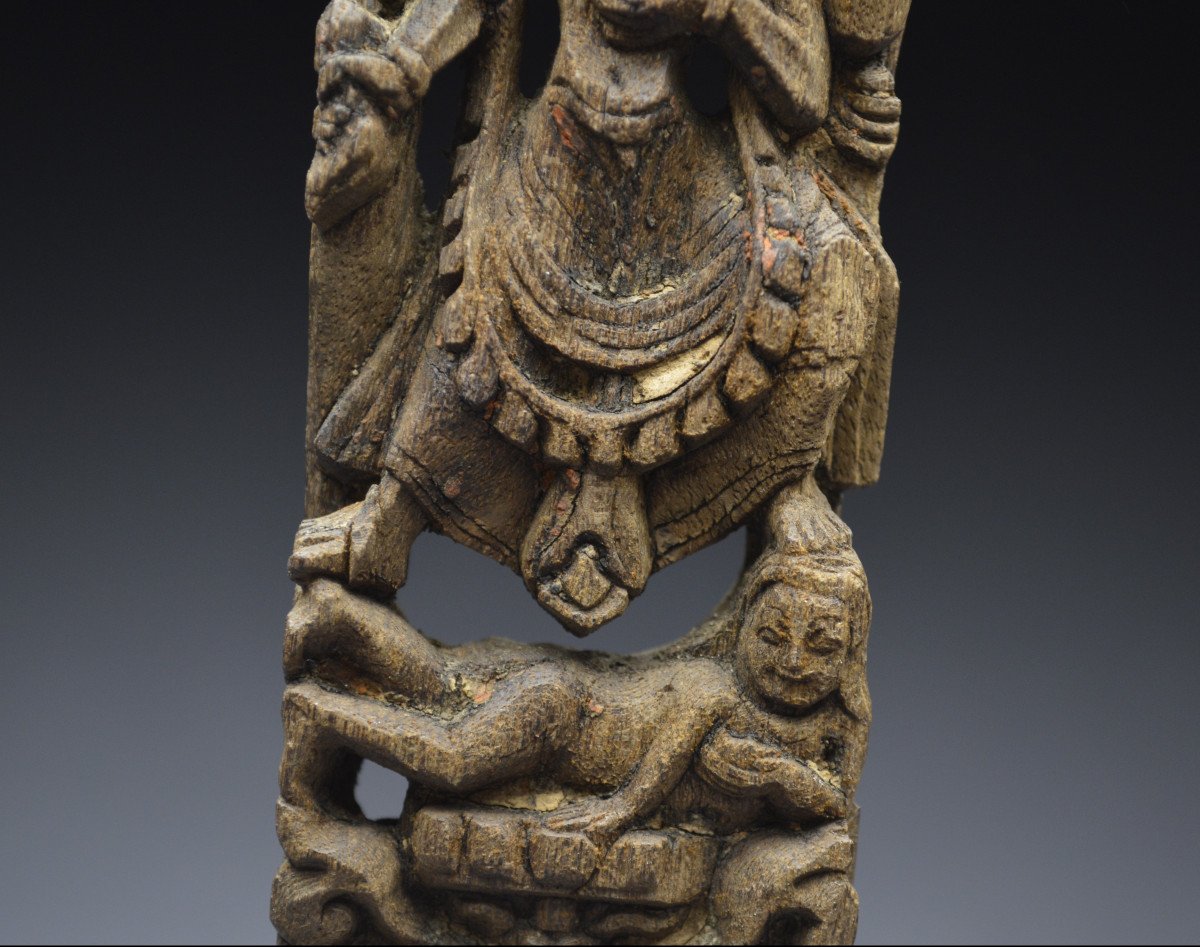 Népal, XVIème - XVIIème siècle, Petit élément d'architecture en bois représentant Kali-photo-1