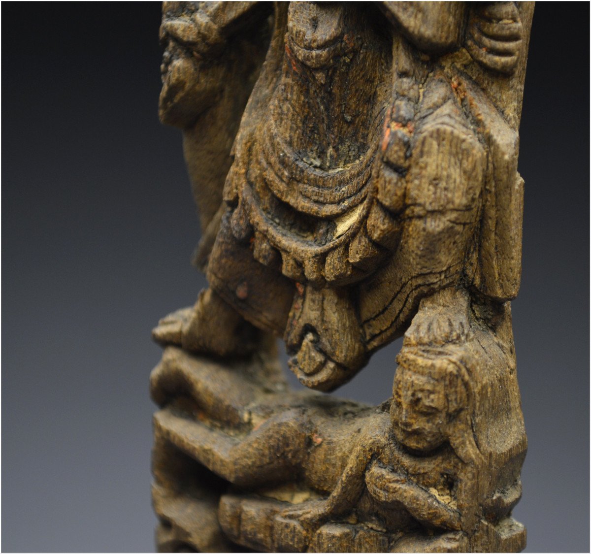 Népal, XVIème - XVIIème siècle, Petit élément d'architecture en bois représentant Kali-photo-8