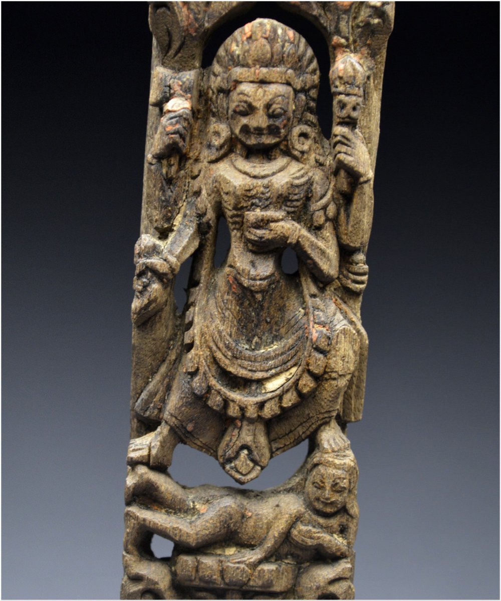 Népal, XVIème - XVIIème siècle, Petit élément d'architecture en bois représentant Kali