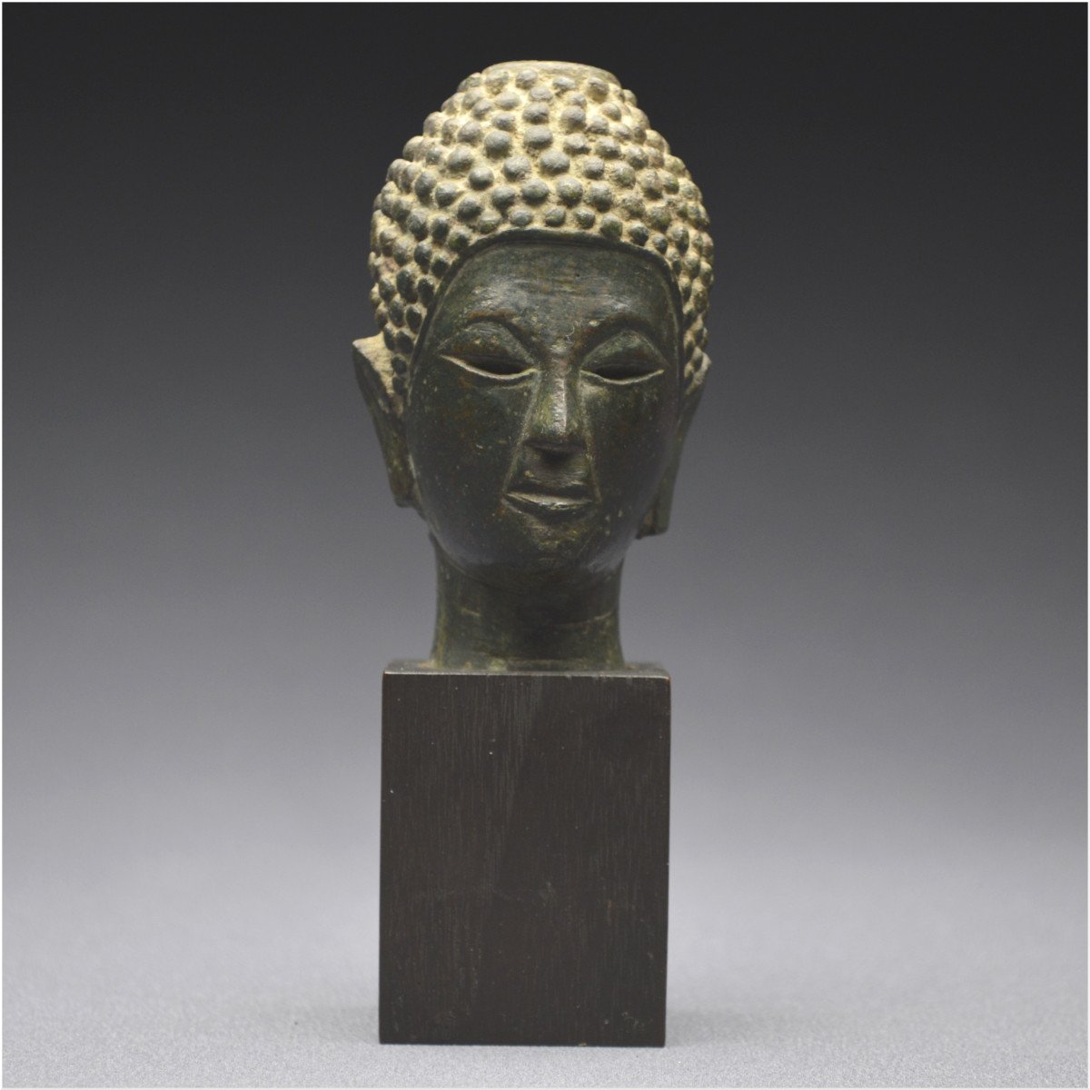 Laos, XVIème -XVIIème siècle, Petite tête de bouddha en bronze à patine sombre-photo-2