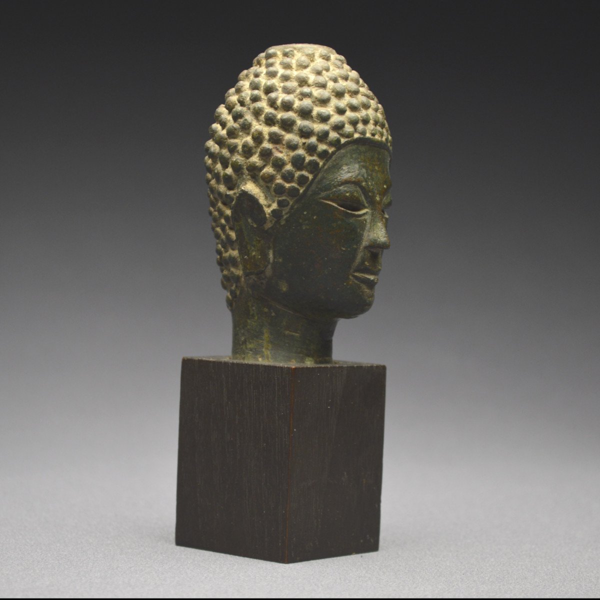 Laos, XVIème -XVIIème siècle, Petite tête de bouddha en bronze à patine sombre-photo-3