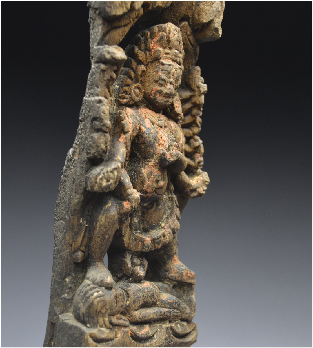 Népal, XVIème - XVIIème siècle, Petit élément d'architecture en bois représentant Shiva-photo-1