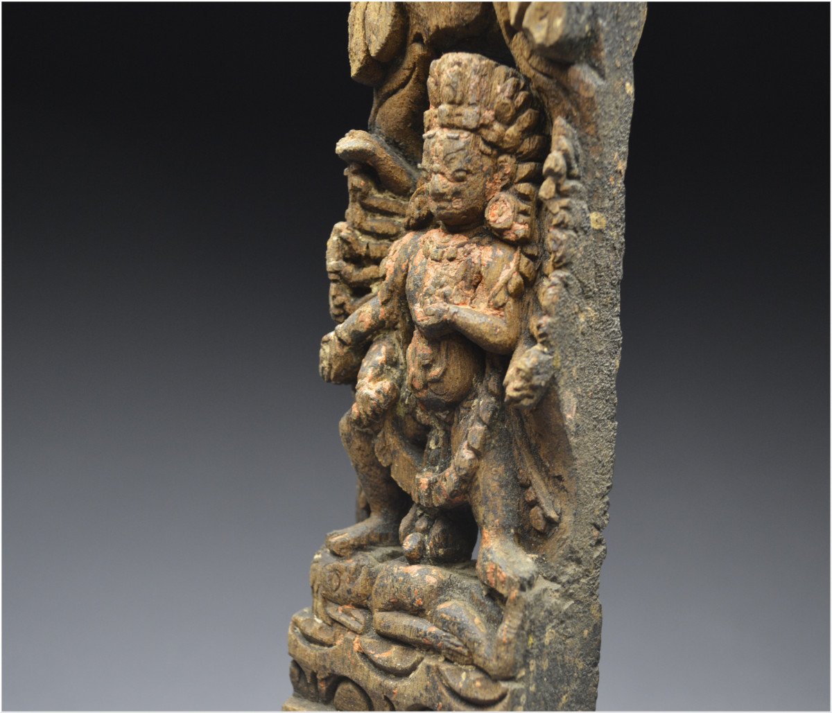 Népal, XVIème - XVIIème siècle, Petit élément d'architecture en bois représentant Shiva-photo-7