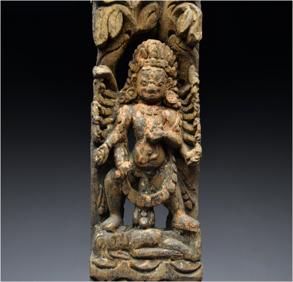 Népal, XVIème - XVIIème siècle, Petit élément d'architecture en bois représentant Shiva