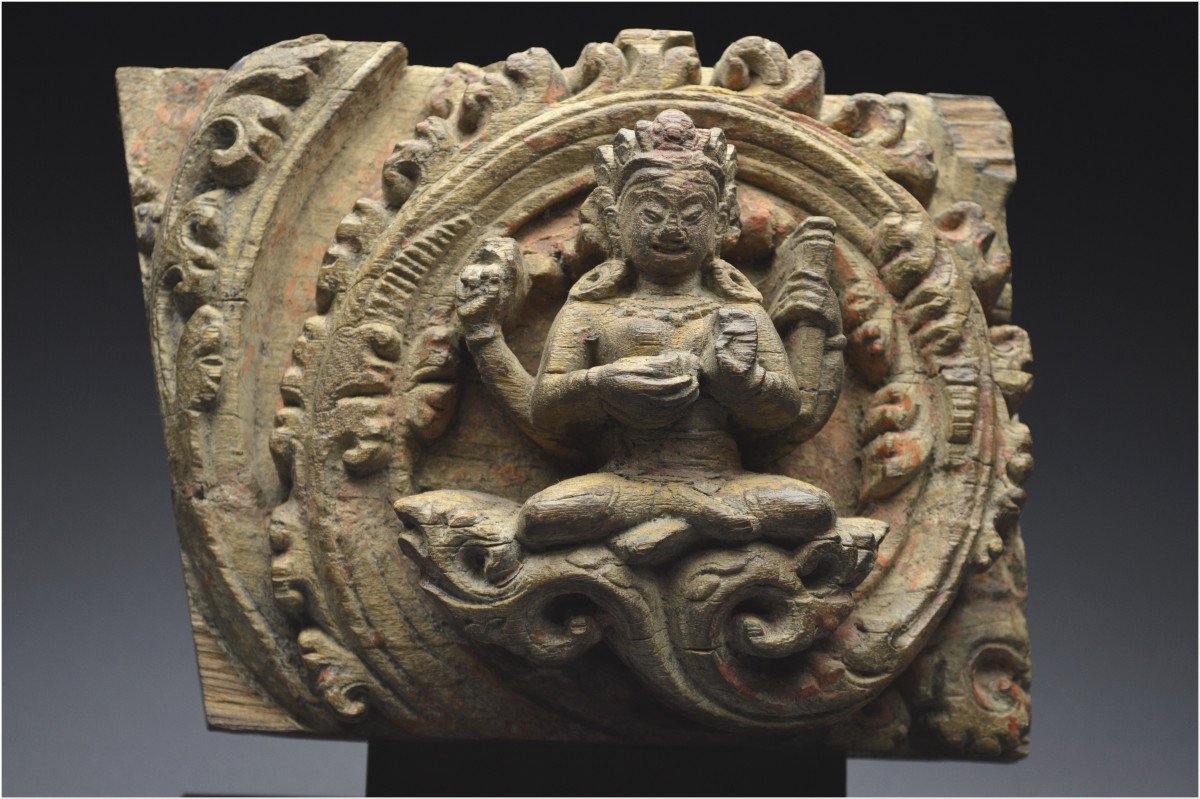 Népal, XIVème-XVème siècle, Panneau de bois massif représentant Vaishnavi, la shakti de Vishnou -photo-2