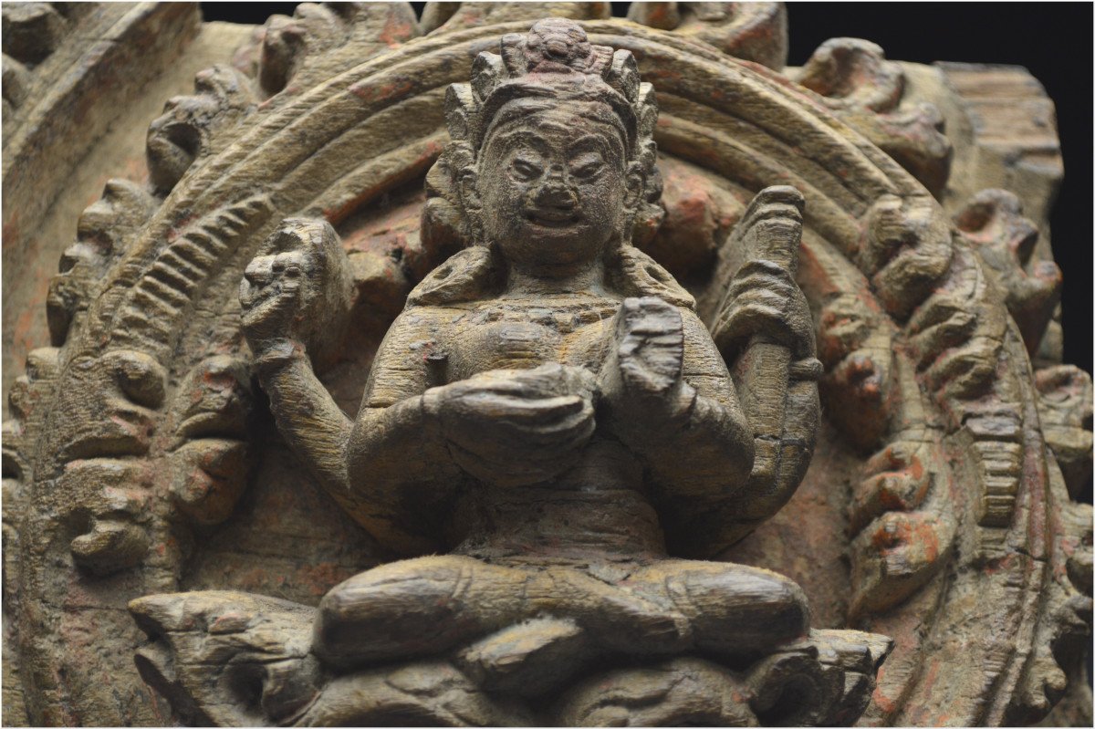 Népal, XIVème-XVème siècle, Panneau de bois massif représentant Vaishnavi, la shakti de Vishnou -photo-3