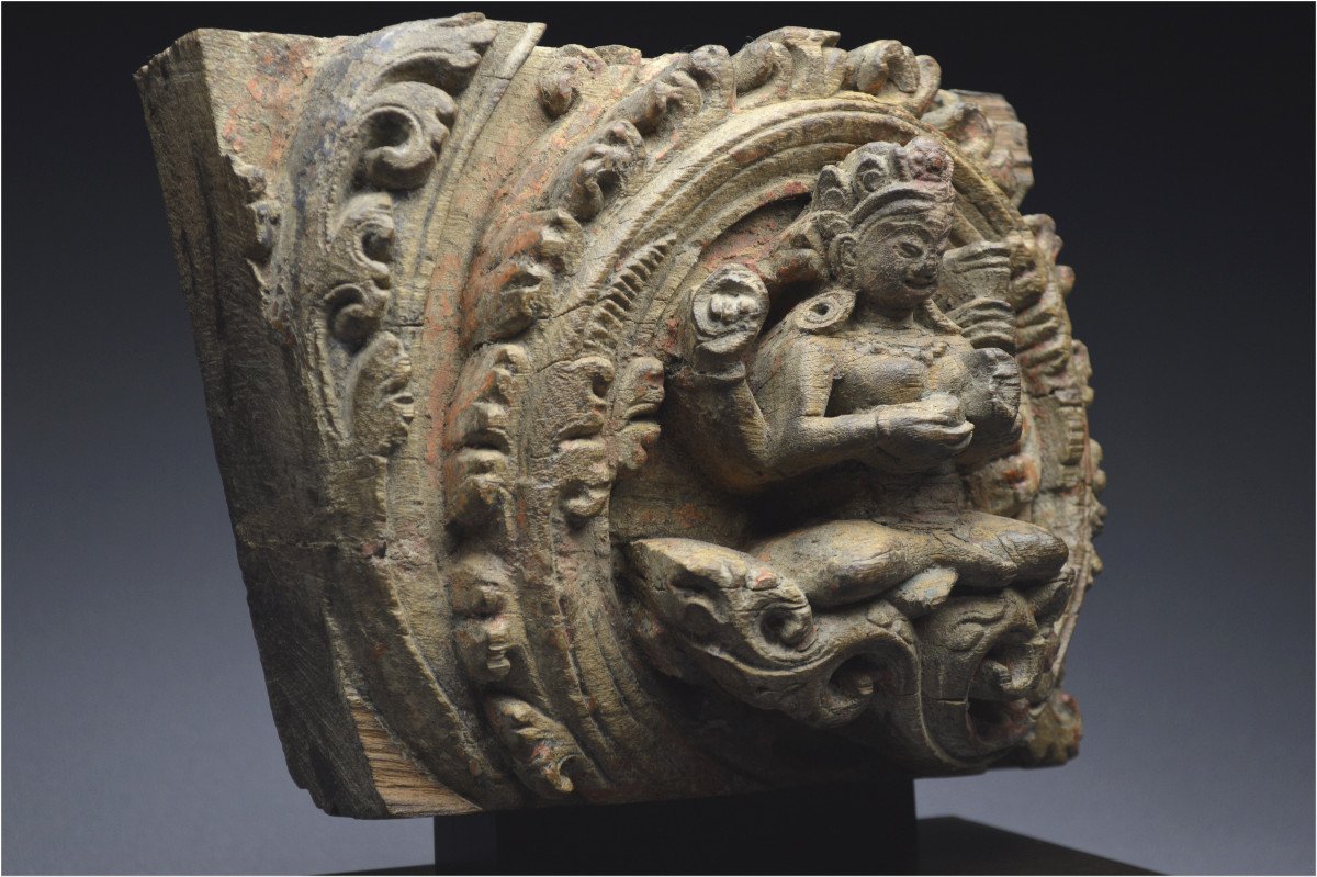 Népal, XIVème-XVème siècle, Panneau de bois massif représentant Vaishnavi, la shakti de Vishnou -photo-1