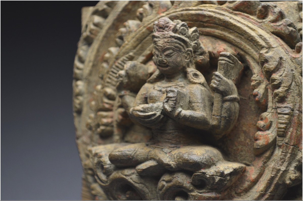 Népal, XIVème-XVème siècle, Panneau de bois massif représentant Vaishnavi, la shakti de Vishnou -photo-7