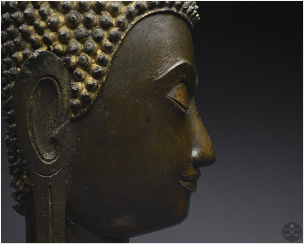 Ancien Royaume de Siam, XVIème - XVIIème siècle, Grande tête de Bouddha en bronze à patine brune-photo-2