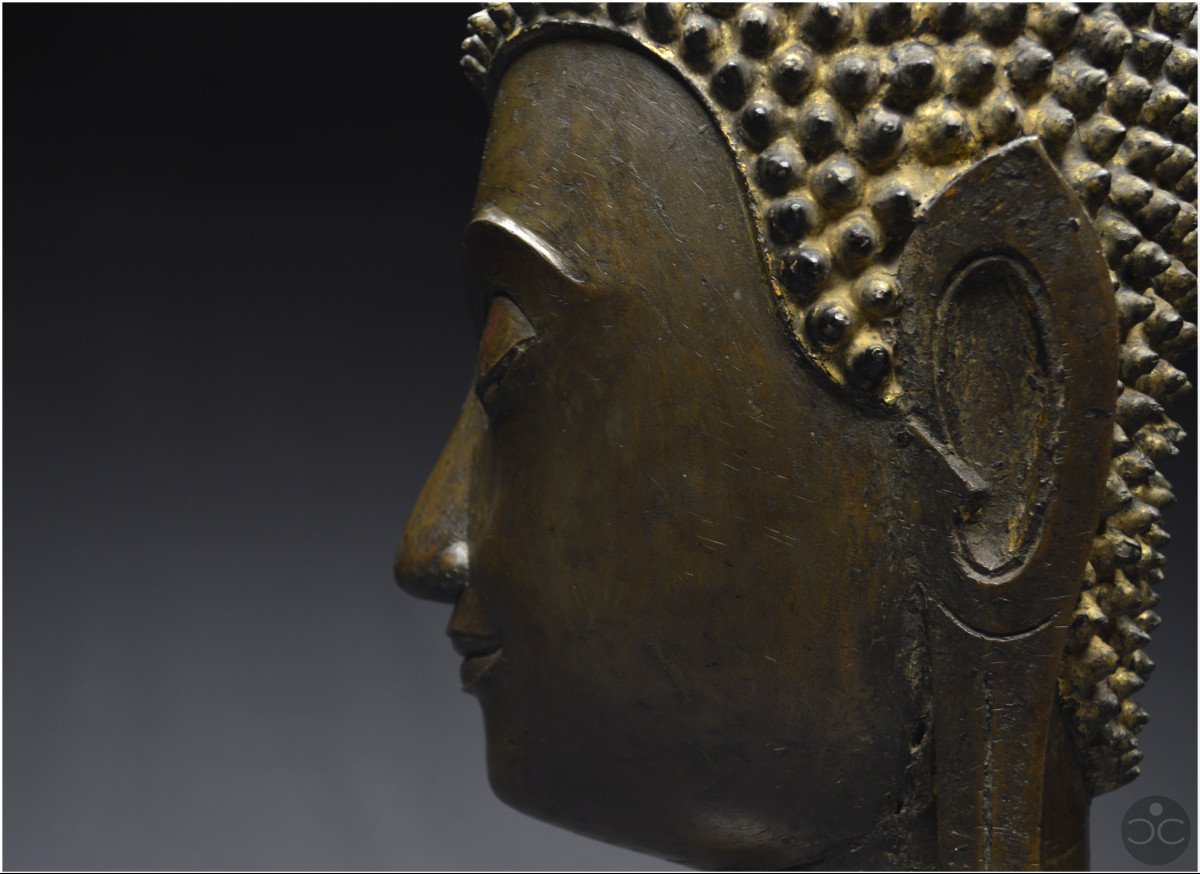 Ancien Royaume de Siam, XVIème - XVIIème siècle, Grande tête de Bouddha en bronze à patine brune-photo-5