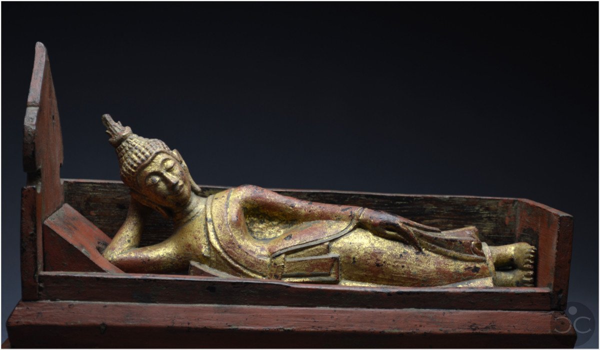 Ancien Royaume de Siam, XIXème siècle, Représentation de Bouddha couché en bois laqué et doré-photo-2