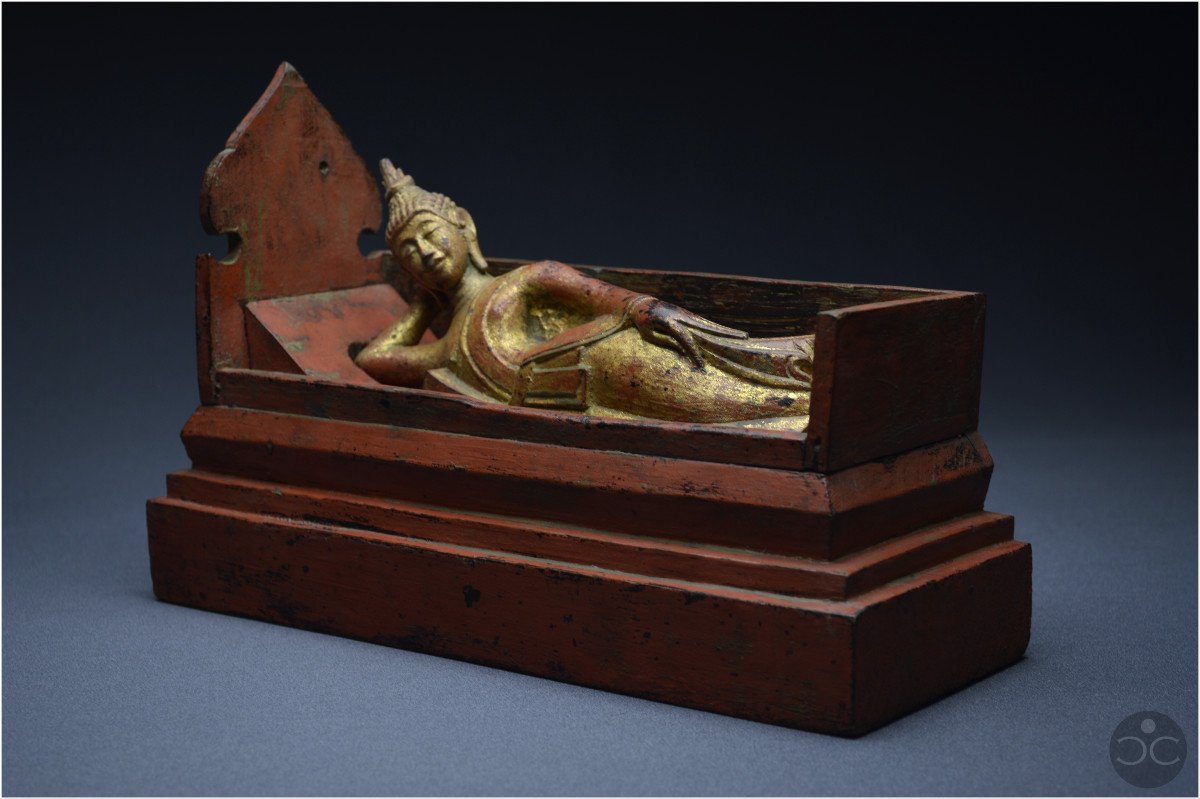 Ancien Royaume de Siam, XIXème siècle, Représentation de Bouddha couché en bois laqué et doré-photo-4