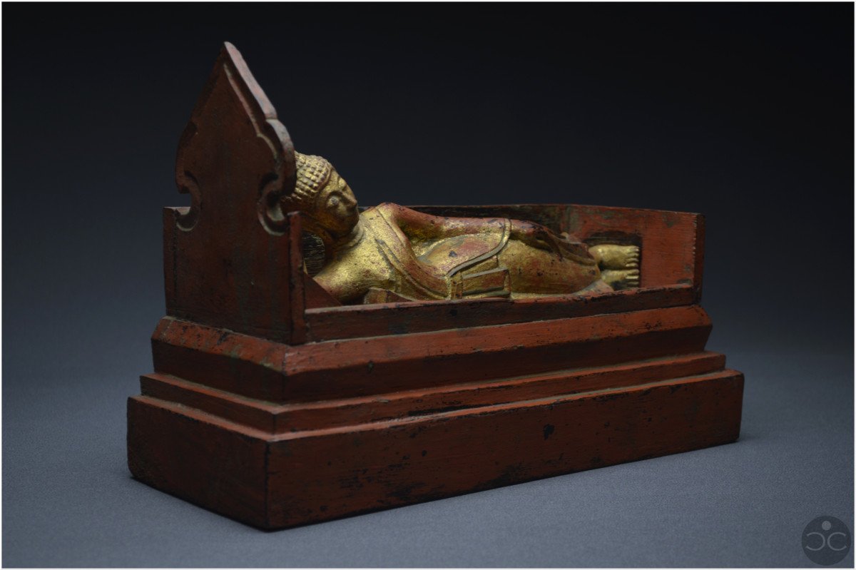 Ancien Royaume de Siam, XIXème siècle, Représentation de Bouddha couché en bois laqué et doré-photo-3