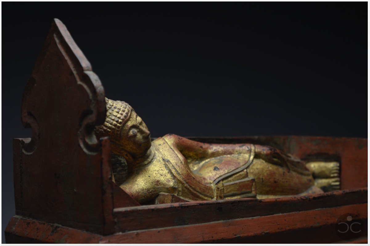Ancien Royaume de Siam, XIXème siècle, Représentation de Bouddha couché en bois laqué et doré-photo-4