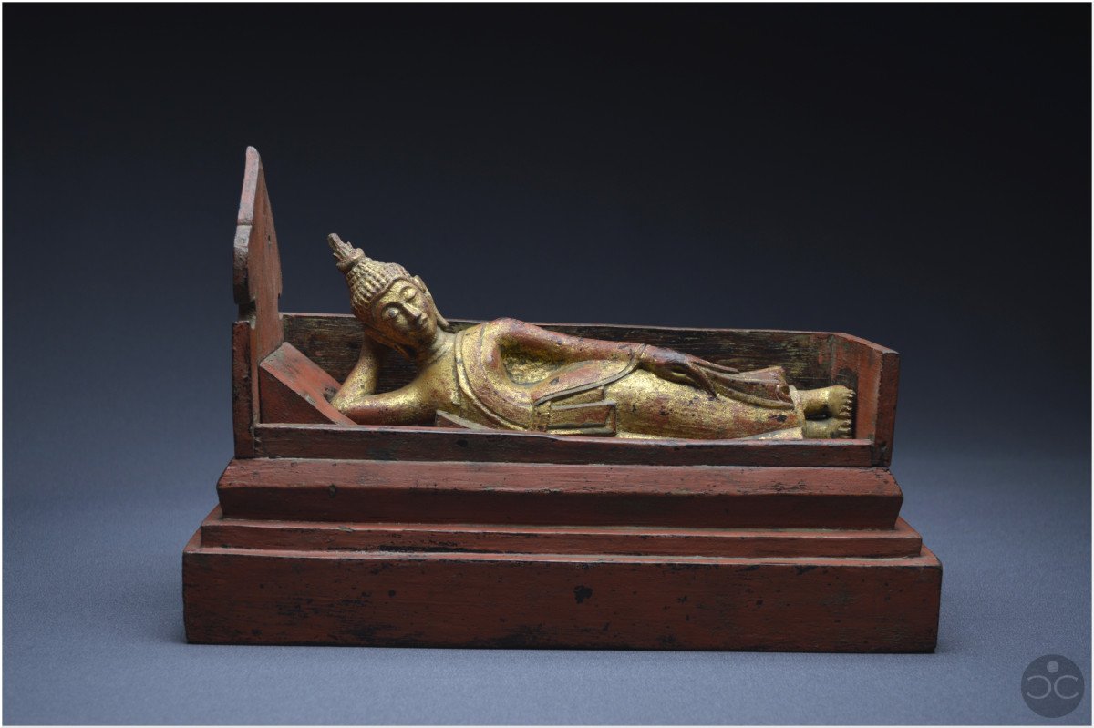 Ancien Royaume de Siam, XIXème siècle, Représentation de Bouddha couché en bois laqué et doré