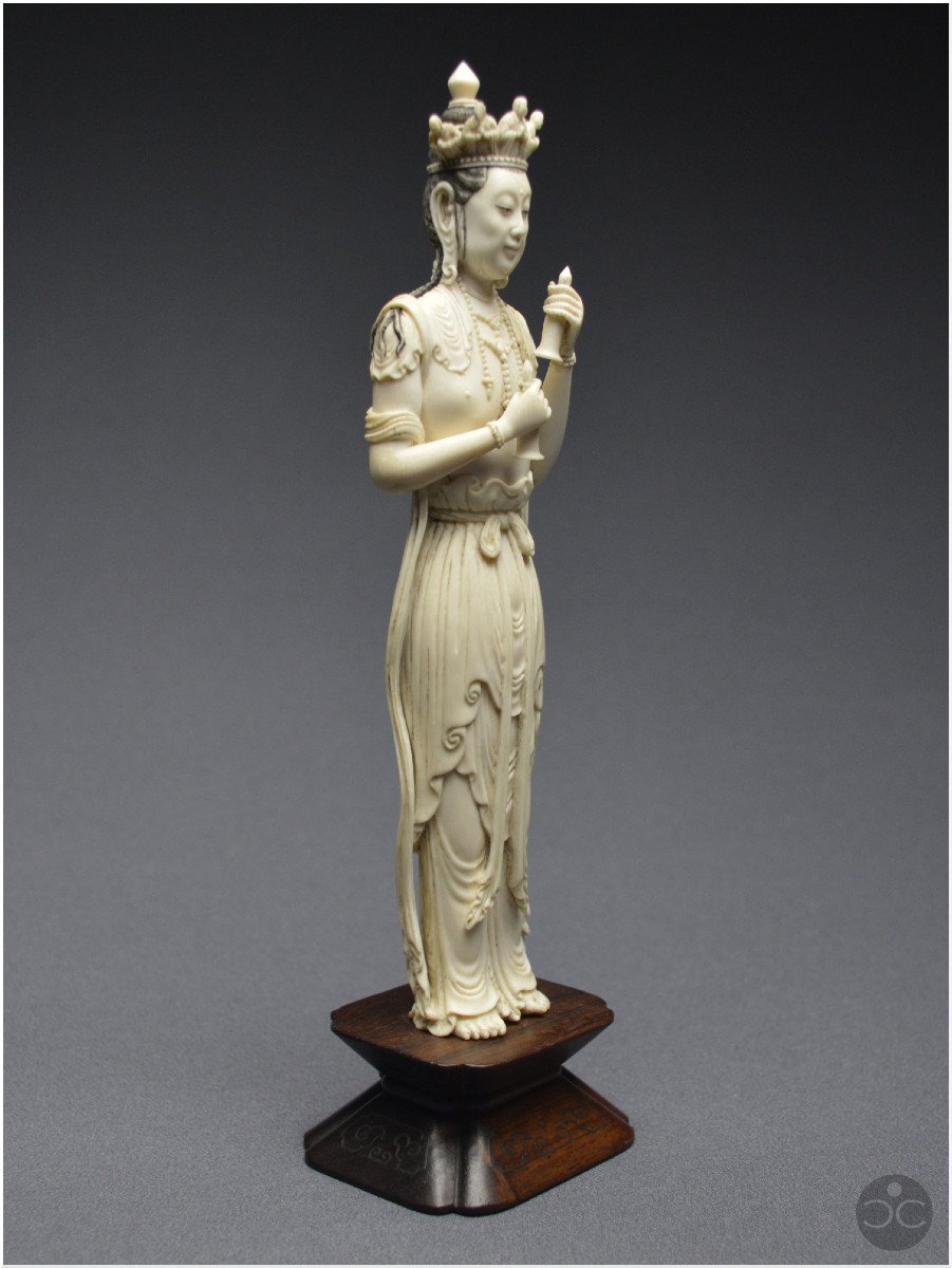 Chine, XIXème siècle, Représentation en ivoire du bodhisattva Avalokitesvara (certificat CITES)-photo-3