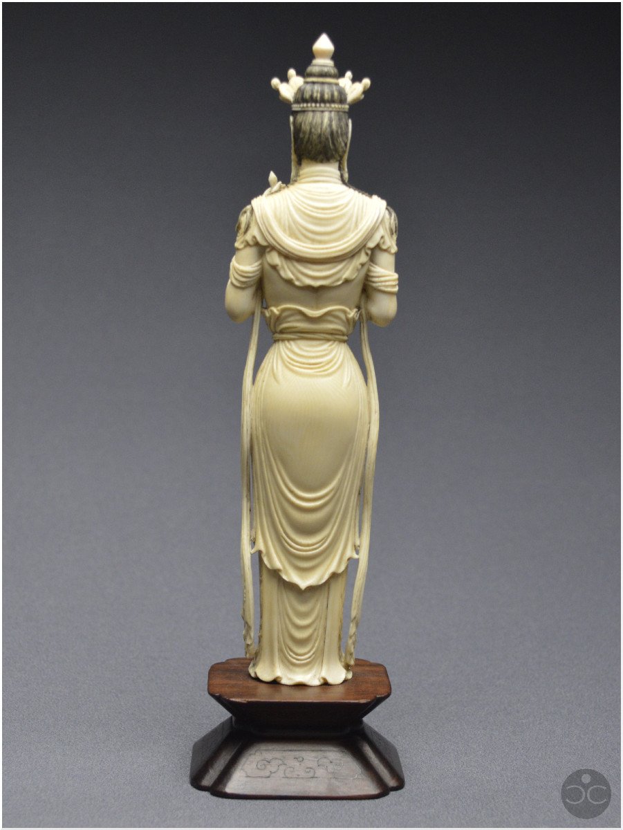 Chine, XIXème siècle, Représentation en ivoire du bodhisattva Avalokitesvara (certificat CITES)-photo-1