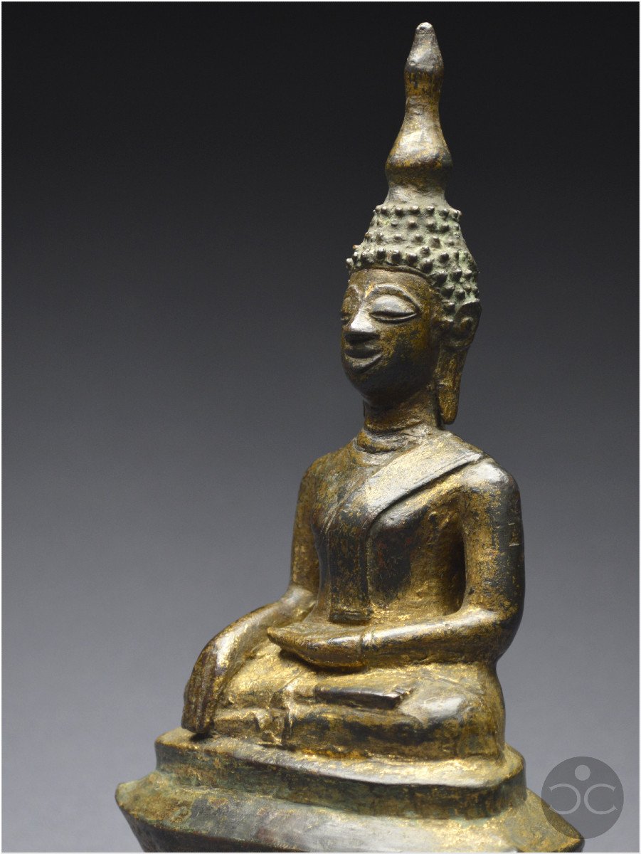 Laos, XVIIIème siècle, Bouddha en position bumisparsha mudra, Bronze anciennement laqué et doré 